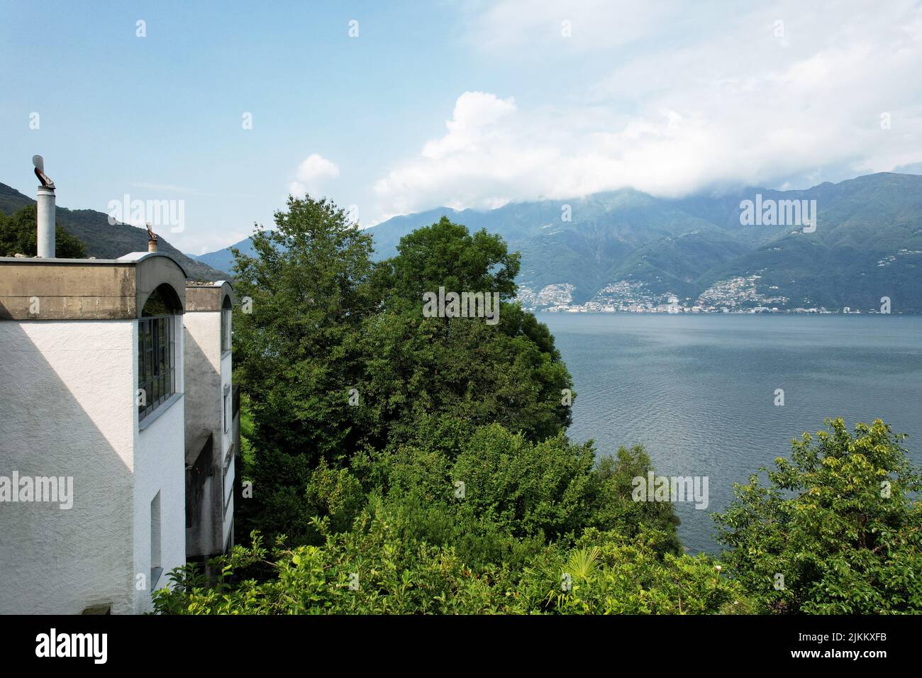 Vista dall'alto di Sant Abbondio sul lago maggiore e sui monti Locarno in Ticino, Svizzera Foto Stock