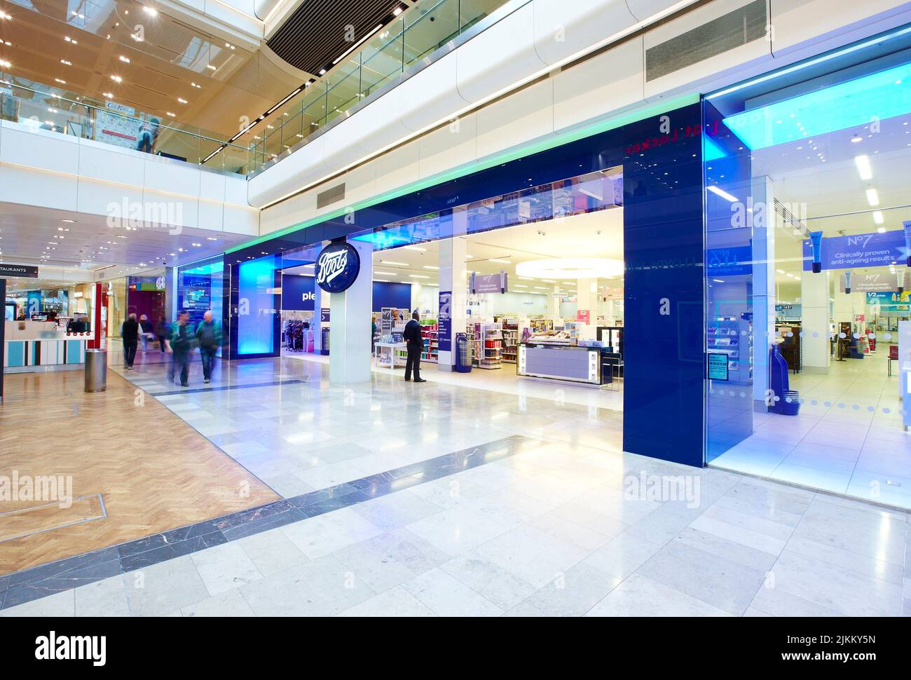 Il design esterno e l'ingresso della farmacia Boots presso il centro commerciale Stratford di Londra Foto Stock