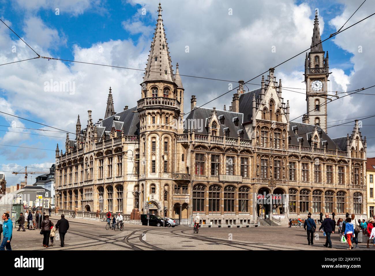 Gli storici edifici fiamminghi nel centro di Bruxelles, Belgio, Europa contro il cielo blu Foto Stock