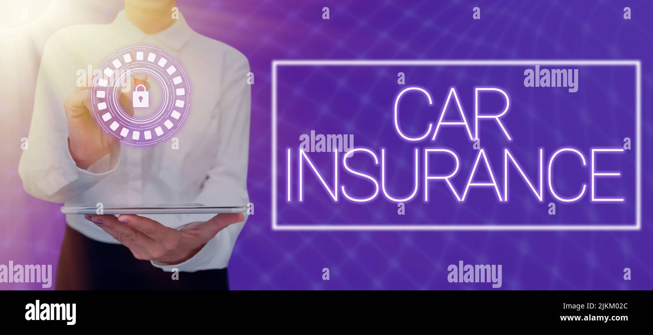 Didascalia di testo che presenta assicurazione auto. Business idea copertura incidenti Politica globale garanzia veicolo a motore uomo d'affari in tuta tenere tablet Foto Stock