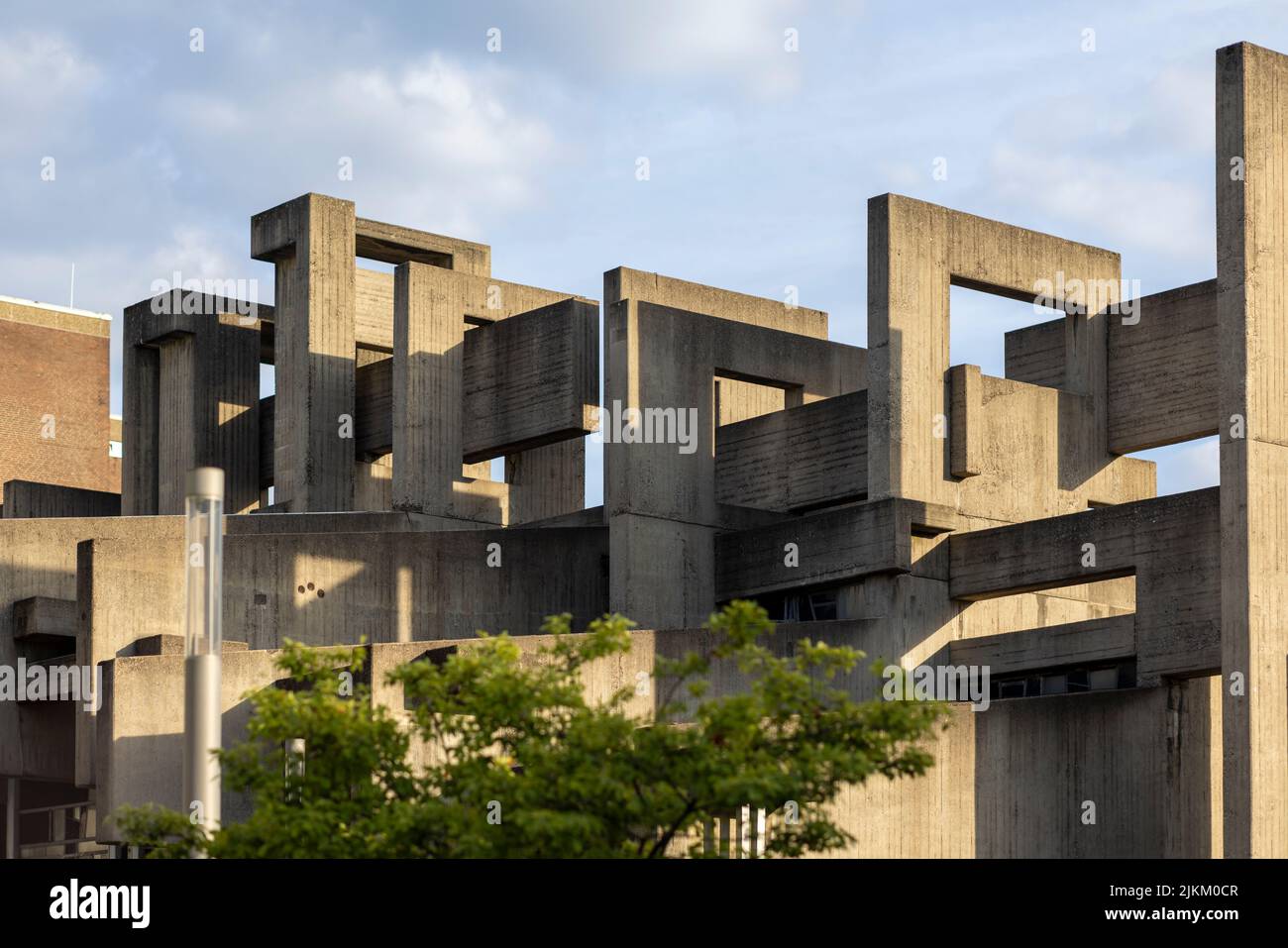 Moderno edificio scolastico della chiesa caholica a Colonia in una luminosa giornata estiva Foto Stock