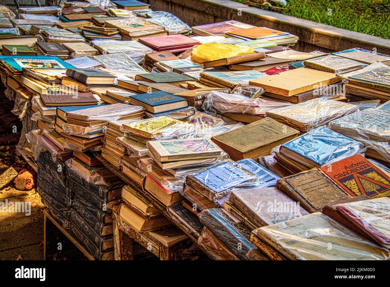 2019 07 16 9999 Tbilisi Georgia - tavolo realizzato localmente e coperto da libri usati presso il venditore di libri all'aperto per le strade di Tbilisi Georgia. Foto Stock