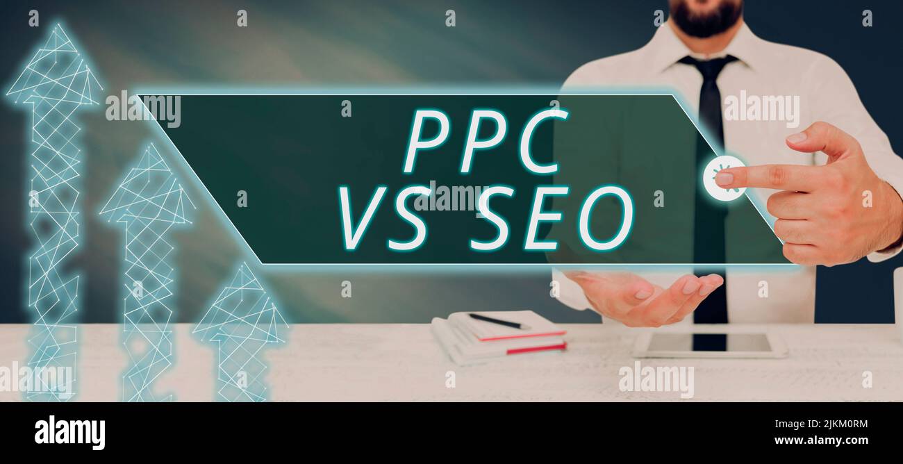 Mano scrittura segno PPC vs Seo. Parola scritta su paga per scatto contro le strategie di ottimizzazione di Search Engine uomo con Un tablet che preme sul digitale Foto Stock