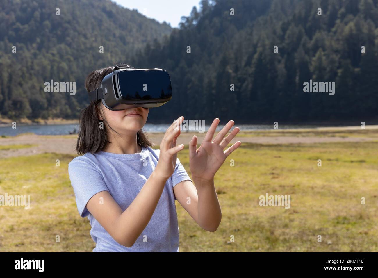 L'adolescente messicano indossa occhiali vr fuori dal concetto metaverse messicano Foto Stock