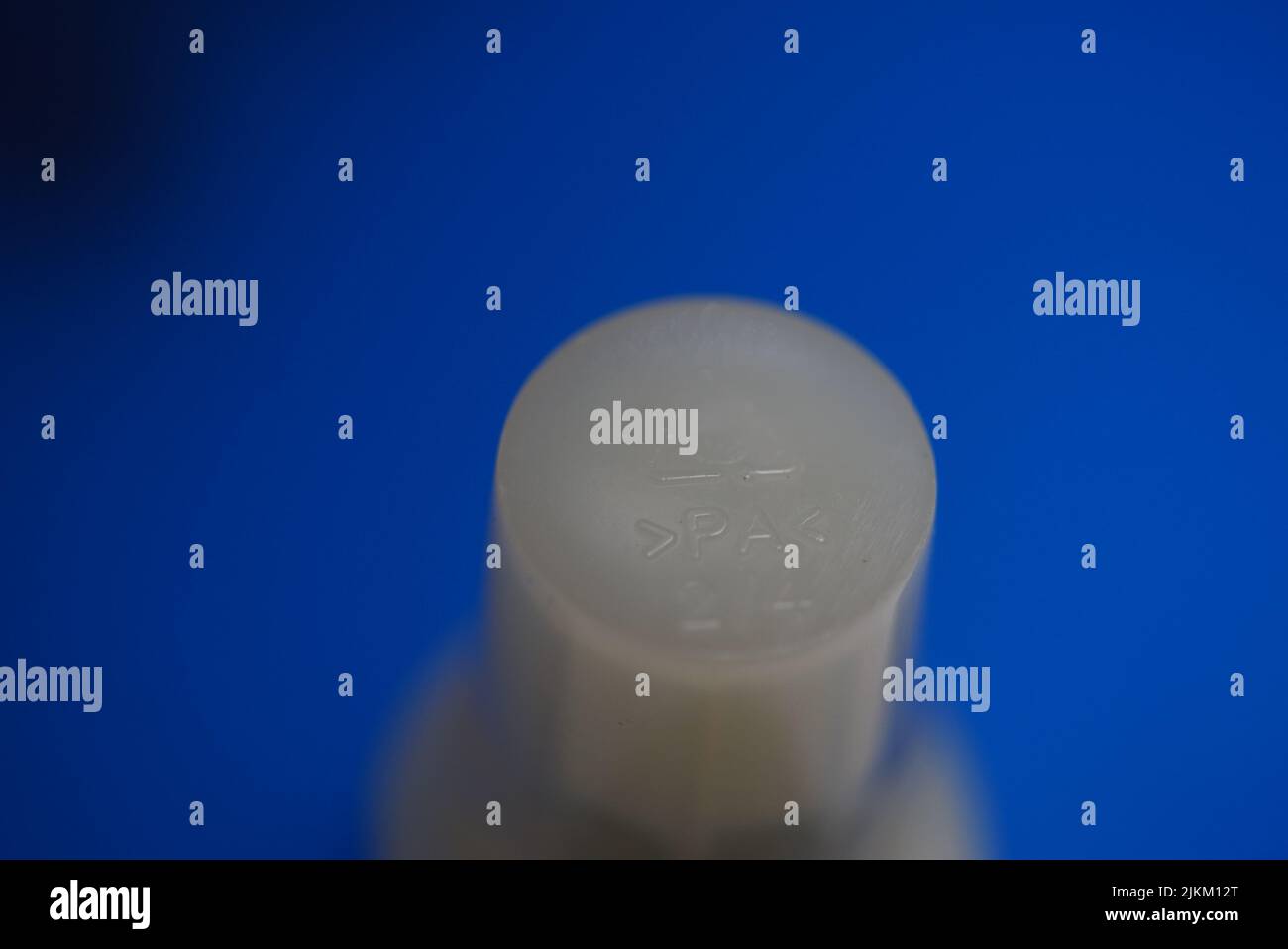 Primo piano di un elemento macchina bianco su sfondo blu Foto Stock