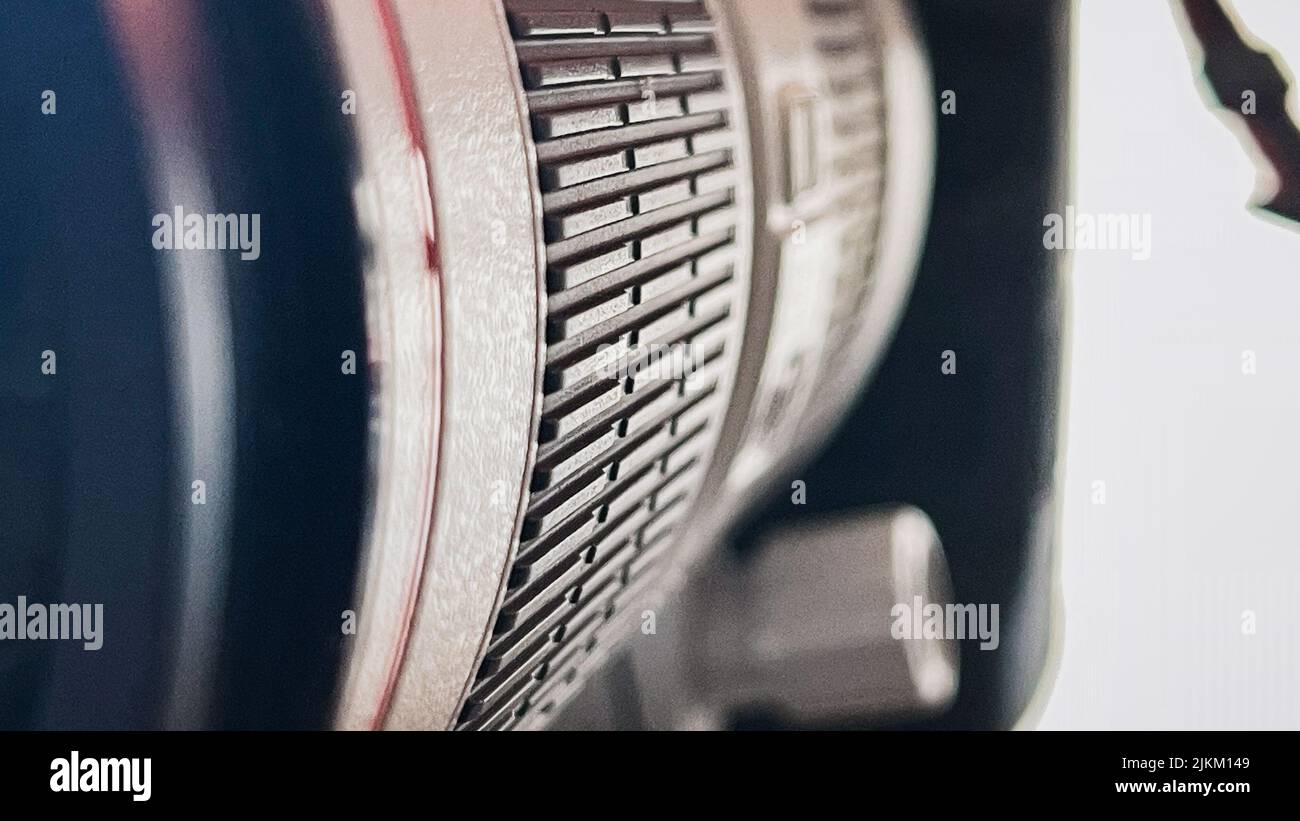 Un teleobiettivo è collegato a una fotocamera Foto Stock