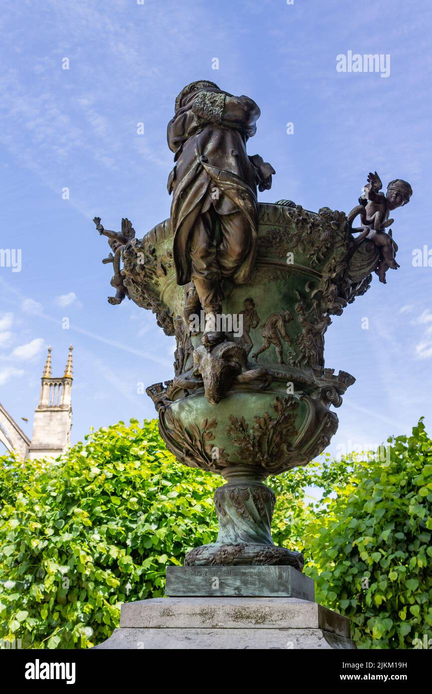 Uno scatto verticale del vaso ornato nel giardino della Cattedrale di Bourges, Francia, Europa Foto Stock
