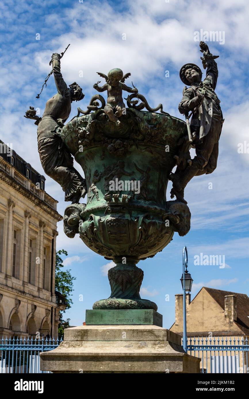 Uno scatto verticale di un punto di riferimento - vaso ornato nel giardino della Cattedrale di Bourges, Francia, Europa Foto Stock