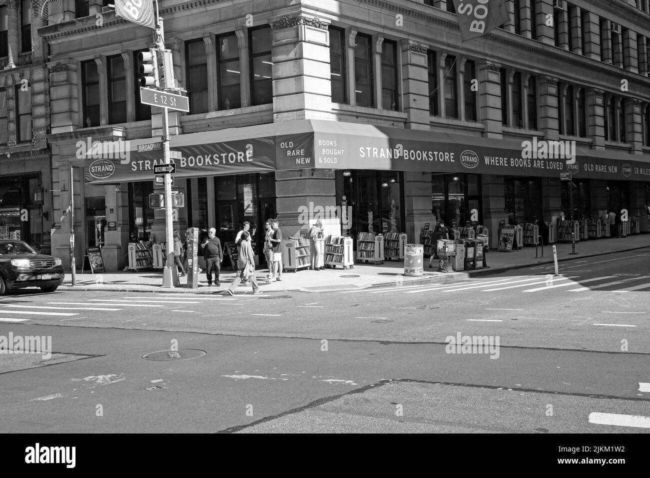 New York, NY, USA - 2 ago 2022: The Strand Bookstore a Broadway e 12th St mostrando pile di libri sul marciapiede Foto Stock