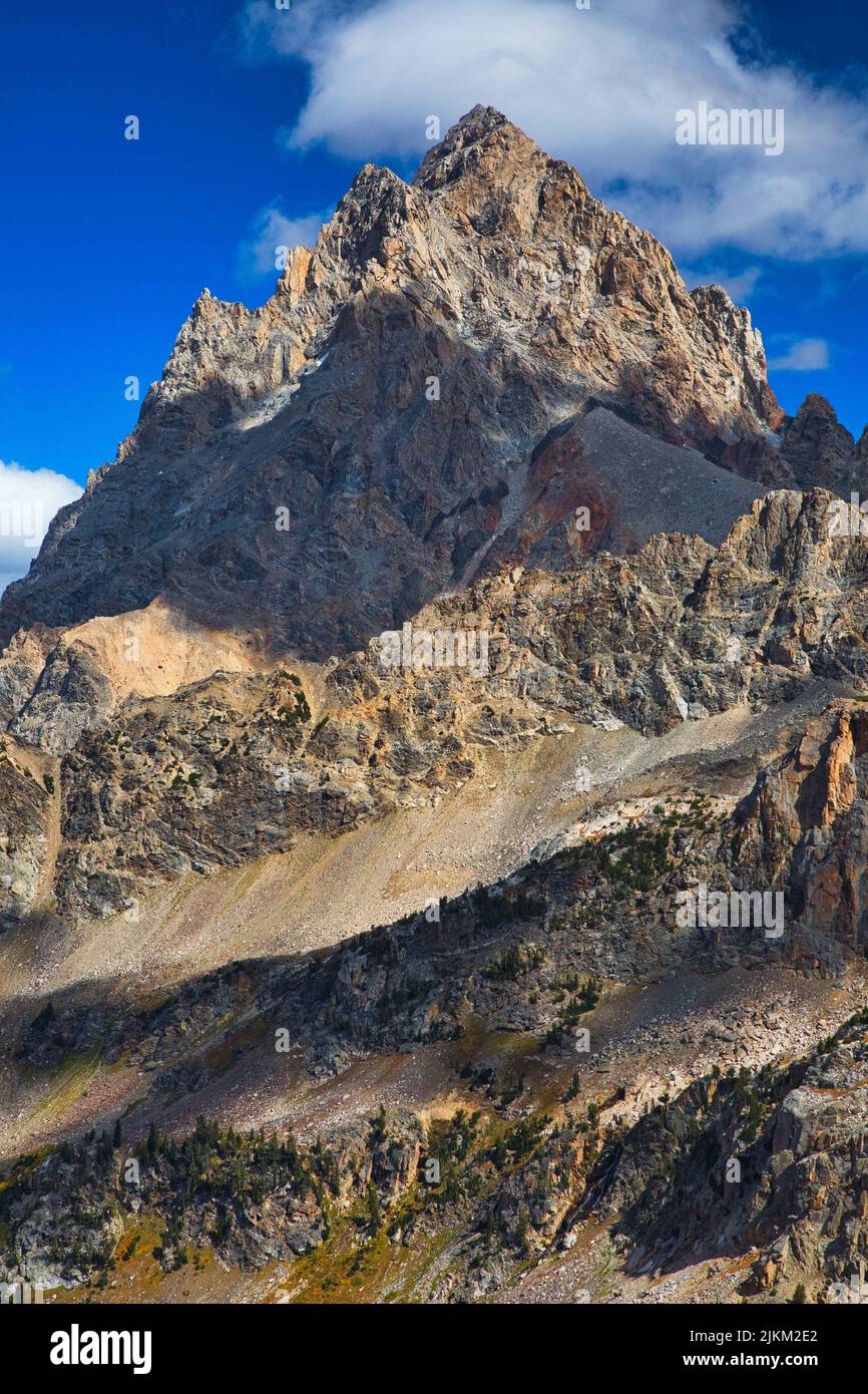 Una vista panoramica della splendida cima del Monte Grand Teton nel Wyoming, USA, sotto un cielo nuvoloso Foto Stock
