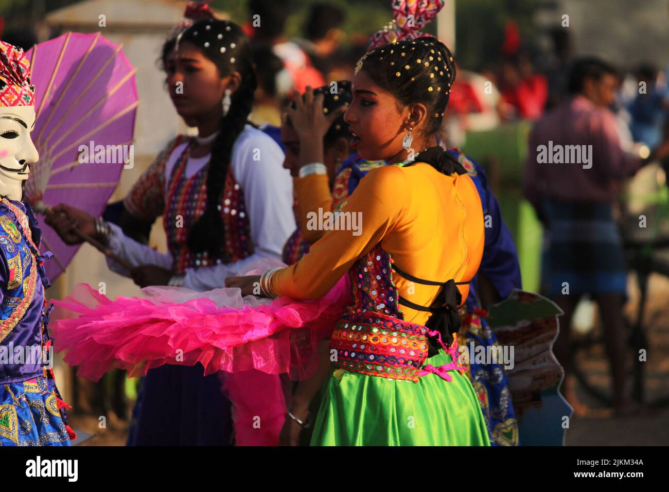 Chennai, Tamilnadu, India - Gennaio 26 2020 : gli studenti delle scuole indossano costumi colorati e presentano la loro arte e celebrano in occasione dell'indiano Foto Stock