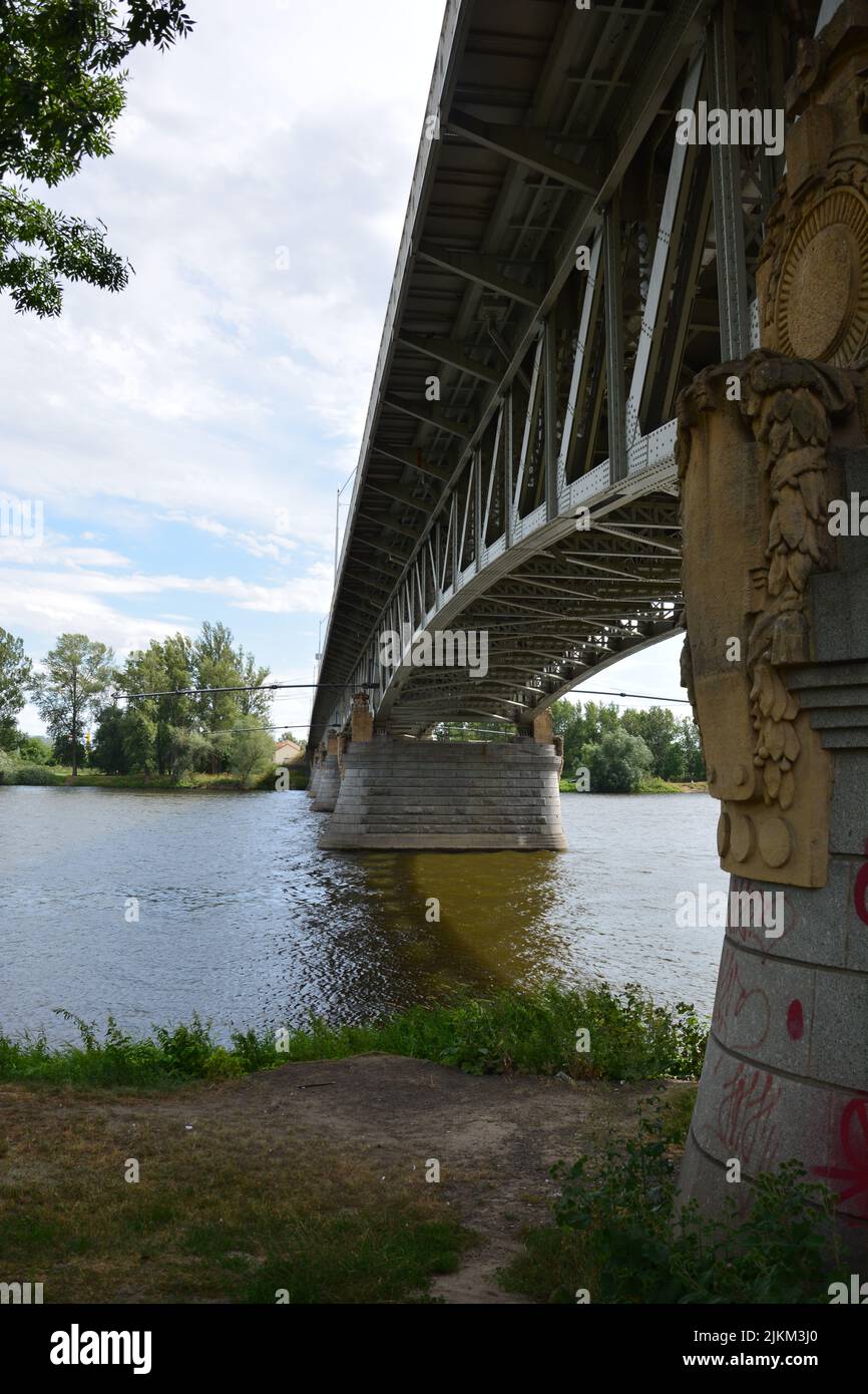 Uno scatto verticale di un ponte sul lago a Litomerice, Repubblica Ceca Foto Stock