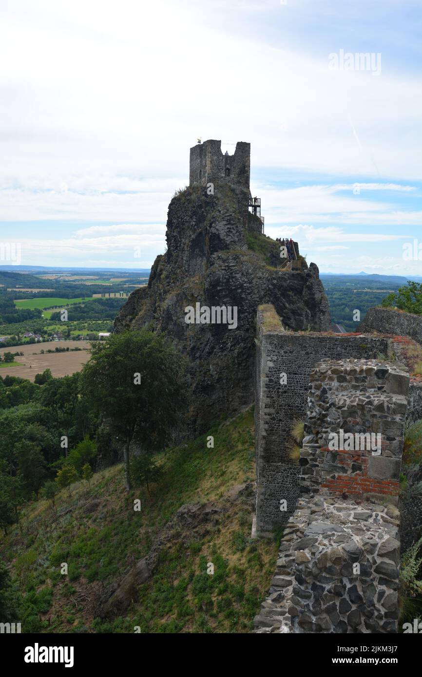 Uno scatto verticale del famoso castello di Trosky nella Repubblica Ceca Foto Stock