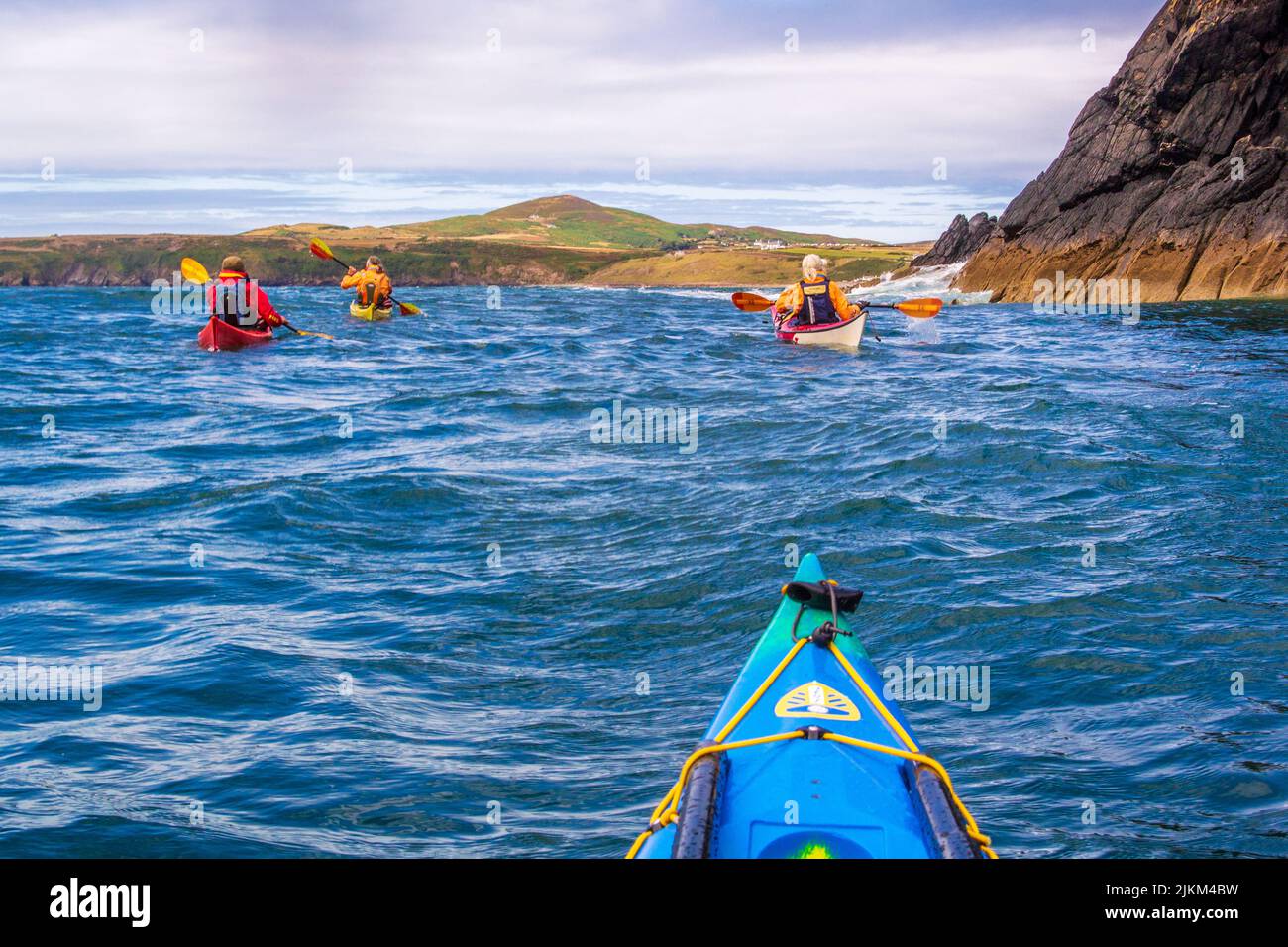 Kayak in mare al largo della costa della penisola di Llyn / Lleyn vicino ad Aberdaron, Galles del Nord, Regno Unito Foto Stock