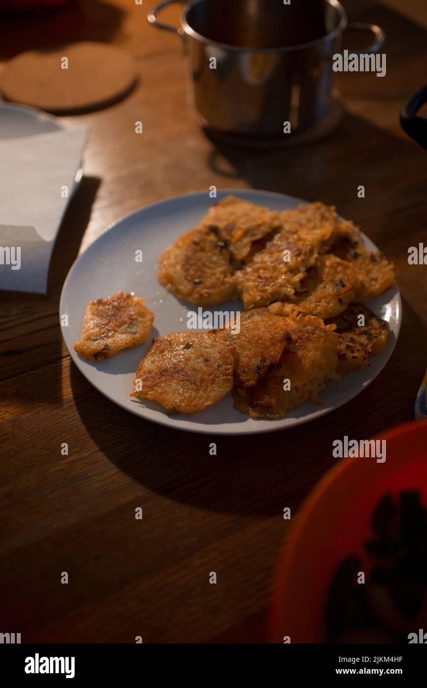 Un colpo verticale di pepite di pollo su un piatto. Foto Stock