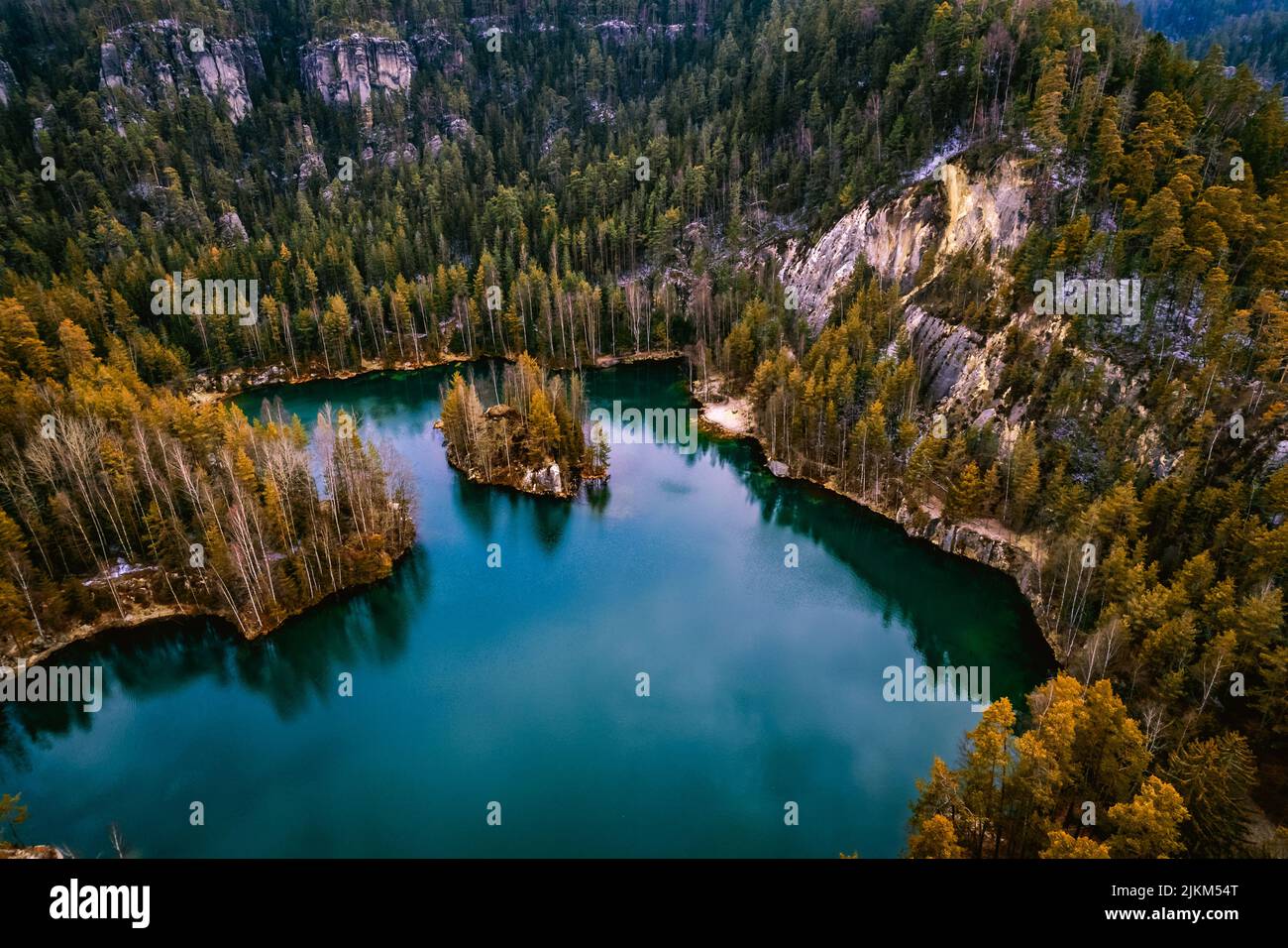 Uno scatto aereo di un lago blu nella foresta in rocce di Adrspach, Repubblica Ceca Foto Stock