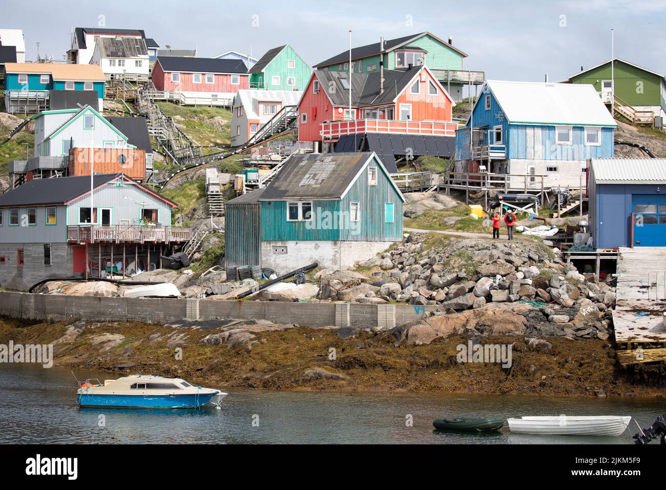 Architettura colorata ed edifici nella piccola città di Maniitsoq, Groenlandia, il 15 luglio 2022 Foto Stock