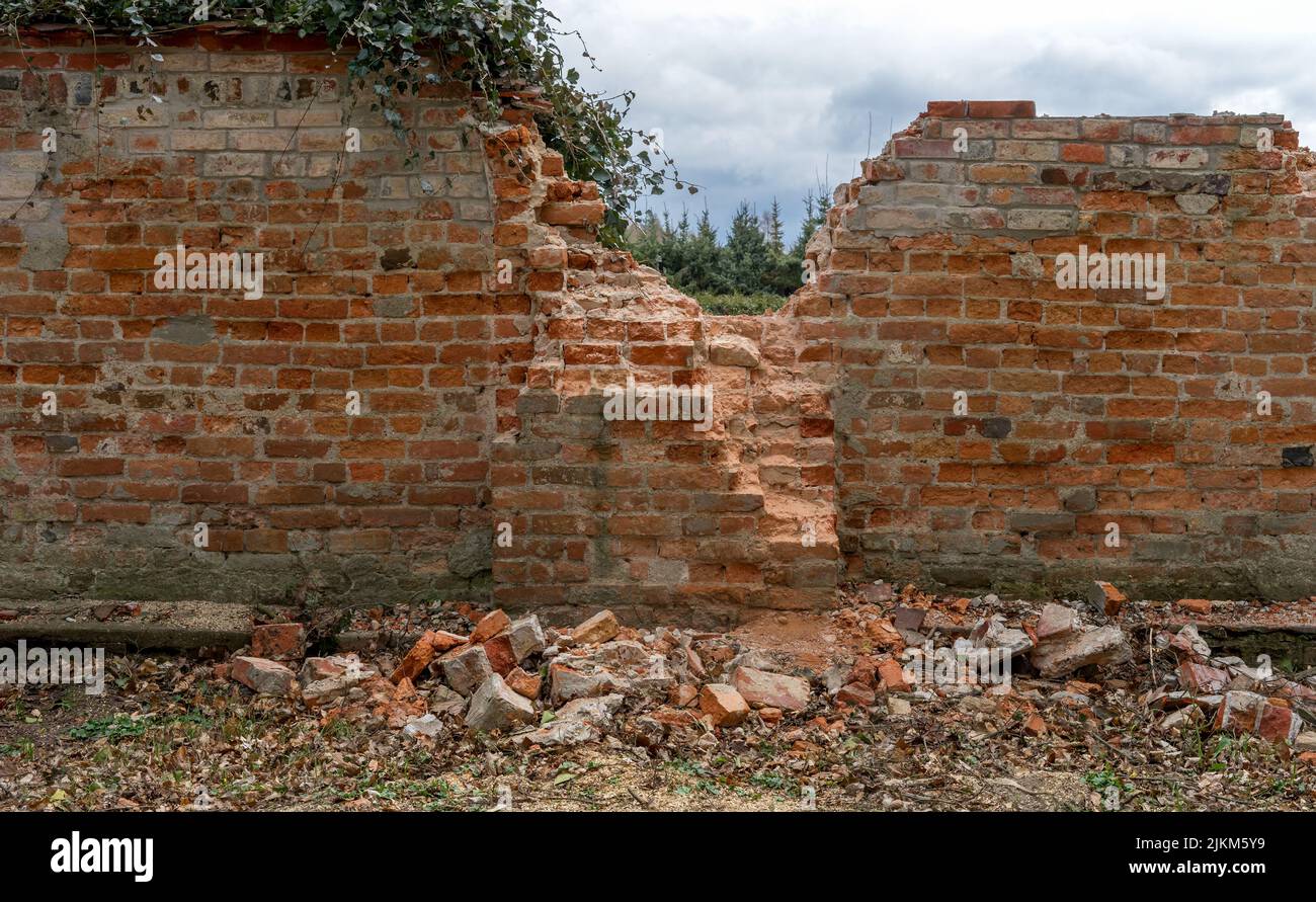 Muro di mattoni distrutto dalla tempesta Foto Stock