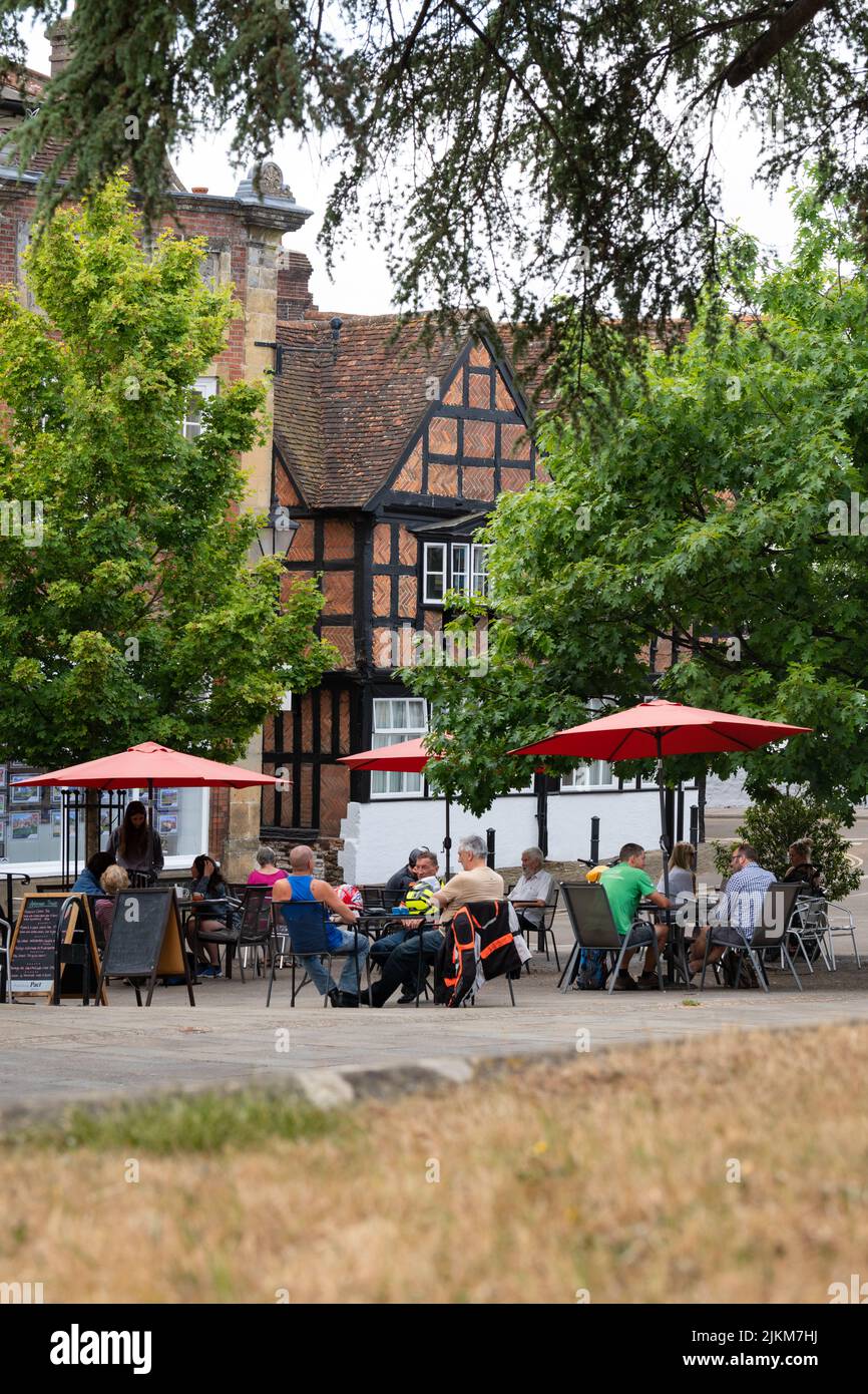 Midhurst Pavement Cafe and Buildings, West Sussex, Inghilterra, Regno Unito Foto Stock