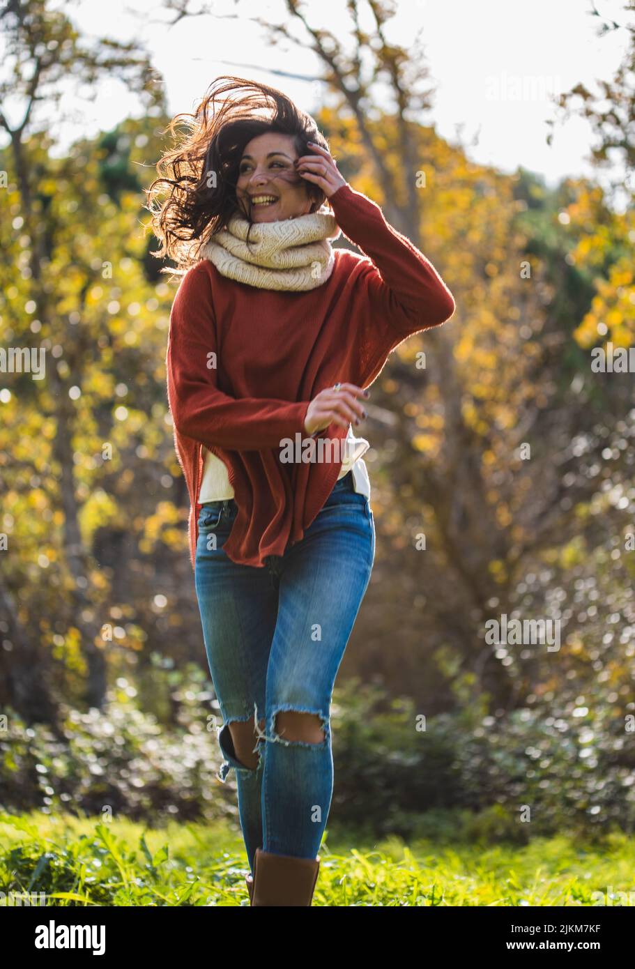 Uno scatto verticale di una donna bianca caucasica che cammina in una foresta a Sant Sadurni d'Anoia Foto Stock