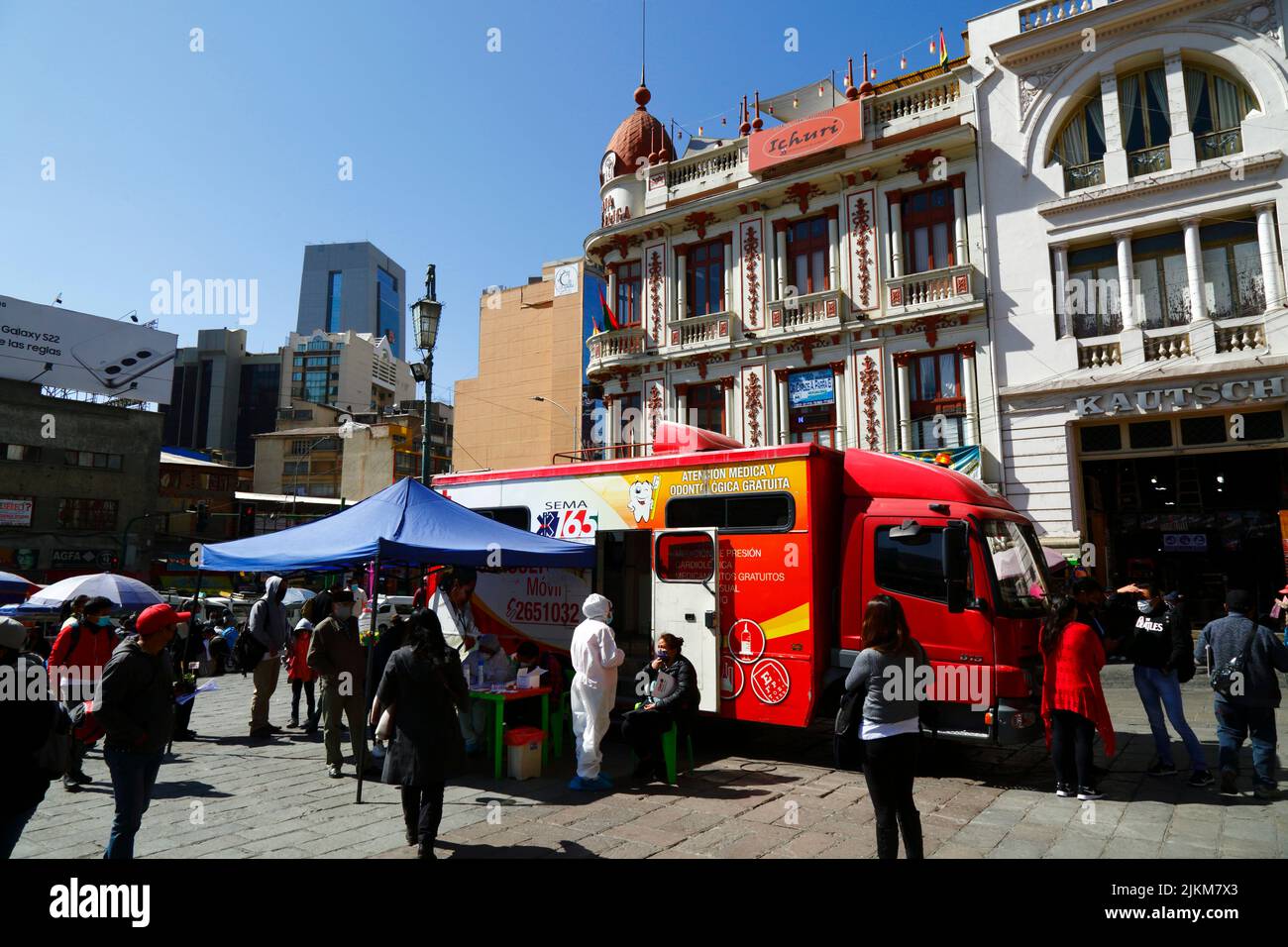 La Paz, Bolivia. 2nd agosto 2022. Un medico chats con un paziente vicino ad una clinica mobile di salute che offre la salute libera e controlli dentali / consultazioni. Il servizio è organizzato dalle autorità della città di la Paz in Plaza San Francisco nel centro della città. SEMA165 (sul lato del camion) è il Servizio comunale di ambulanza (Servicio Municipal de Ambulancias) Foto Stock