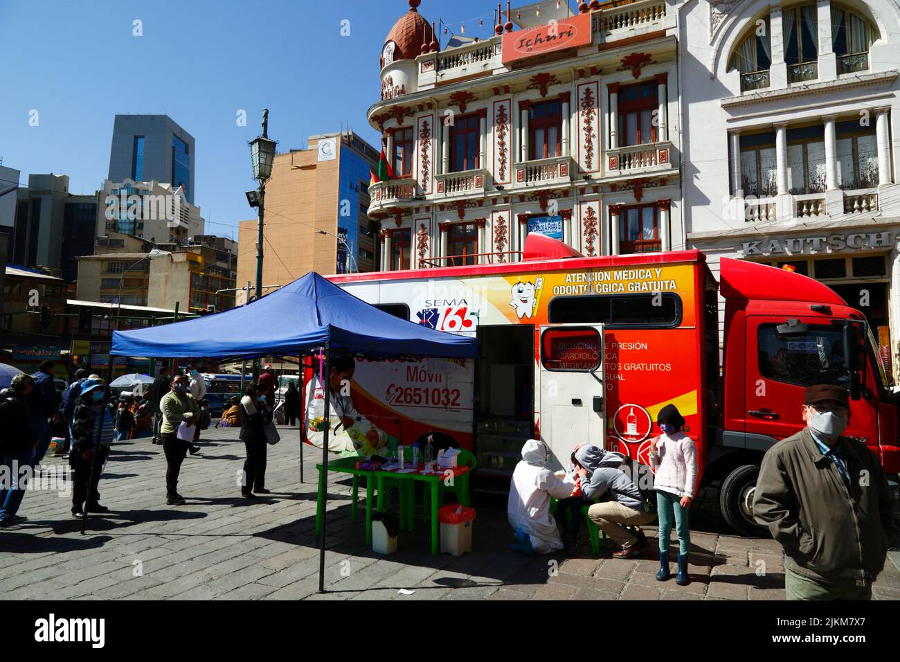 La Paz, Bolivia. 2nd agosto 2022. Un medico esamina un bambino al di fuori di una clinica medica mobile che offre gratuitamente salute e dentale controlli / consultazioni. Il servizio è organizzato dalle autorità della città di la Paz in Plaza San Francisco nel centro della città. SEMA165 (sul lato del camion) è il Servizio comunale di ambulanza (Servicio Municipal de Ambulancias) Foto Stock