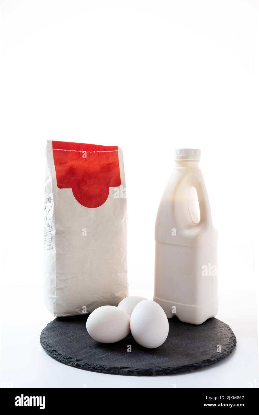 Uova, latte e farina. Prodotti per la cottura. Prodotti per la preparazione dell'impasto. Foto Stock