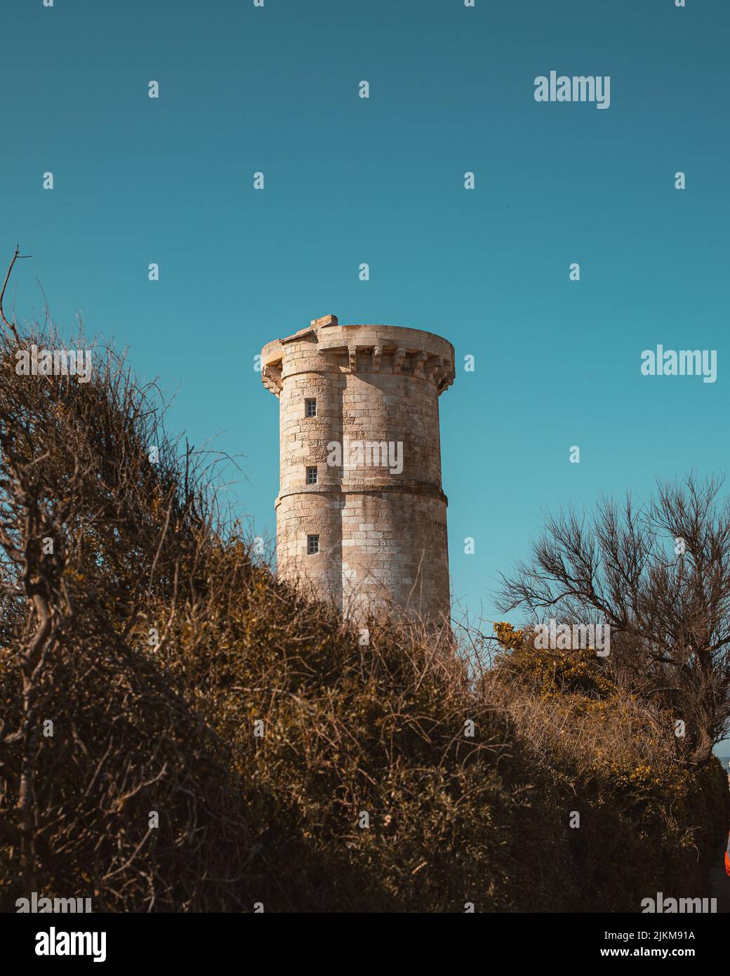 Una vista verticale del museo Phare des Baleines sull'isola di Re in Francia Foto Stock