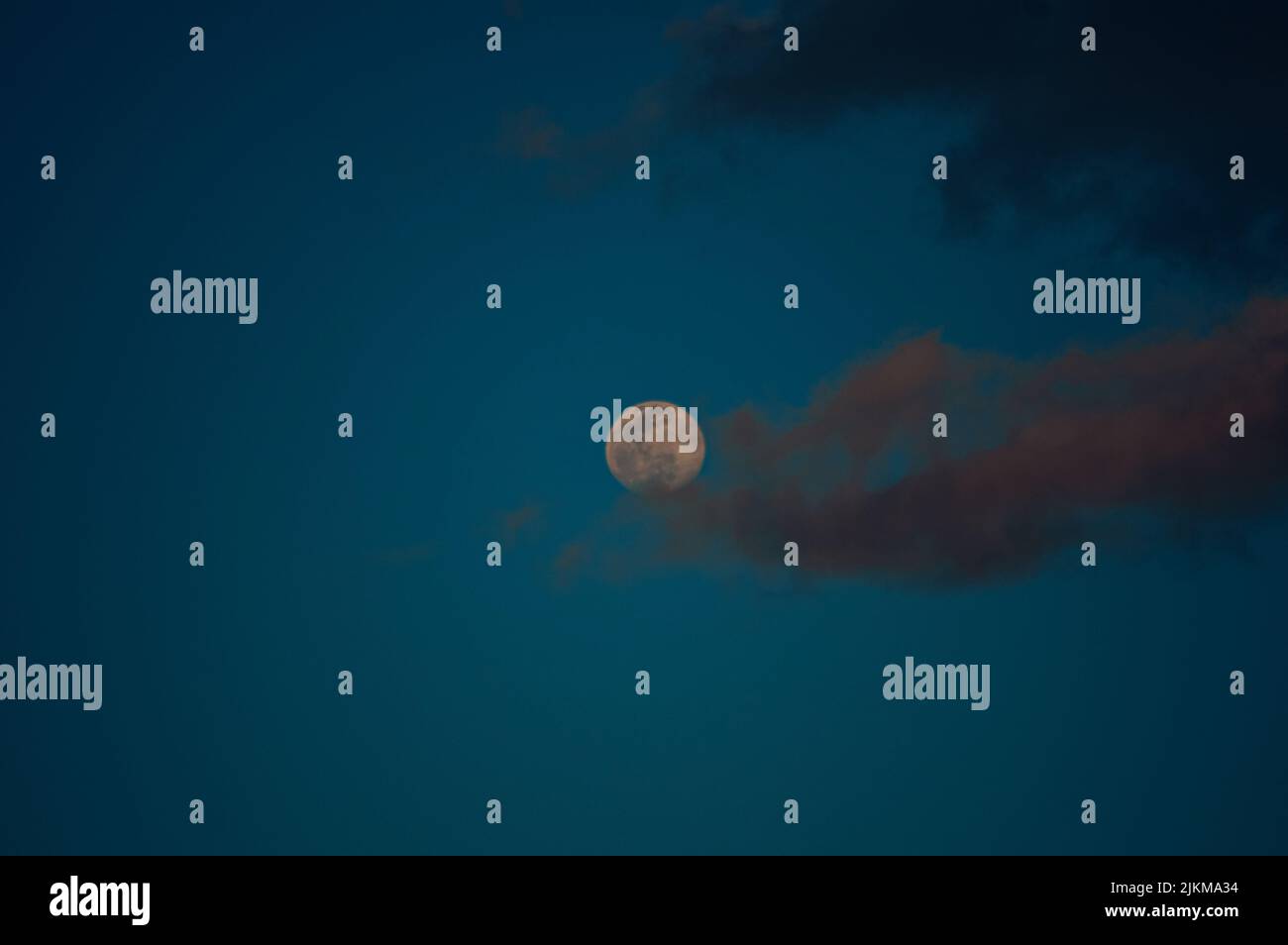 Una bella vista della luna del giorno nel cielo blu tra le nuvole Foto Stock