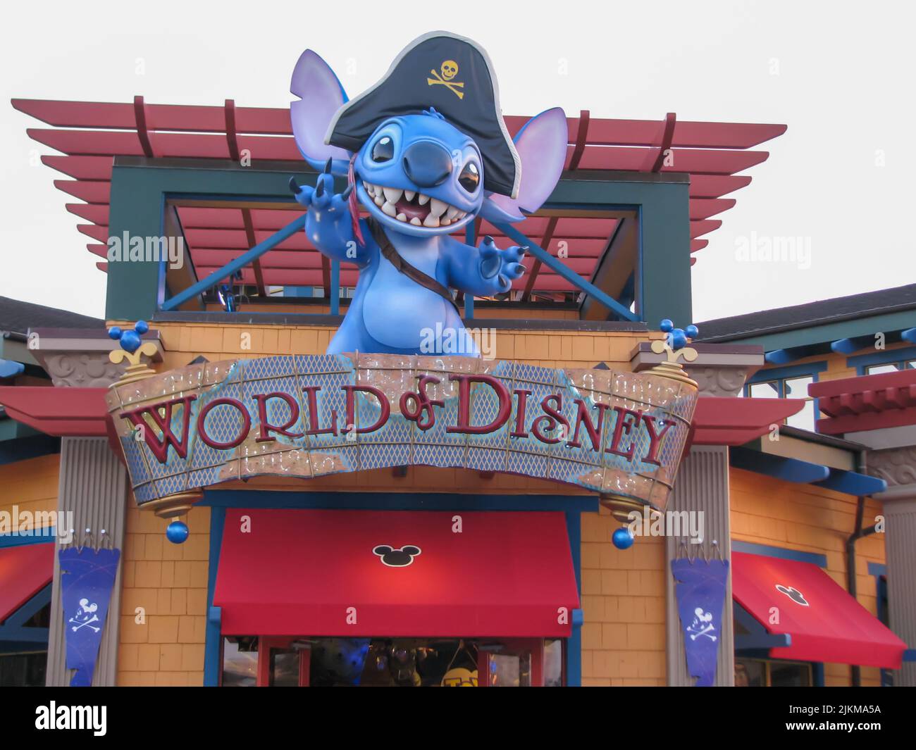 Una luminosa giornata primaverile nei negozi del World of Disney con una grande statua di Stitch all'entrata Foto Stock