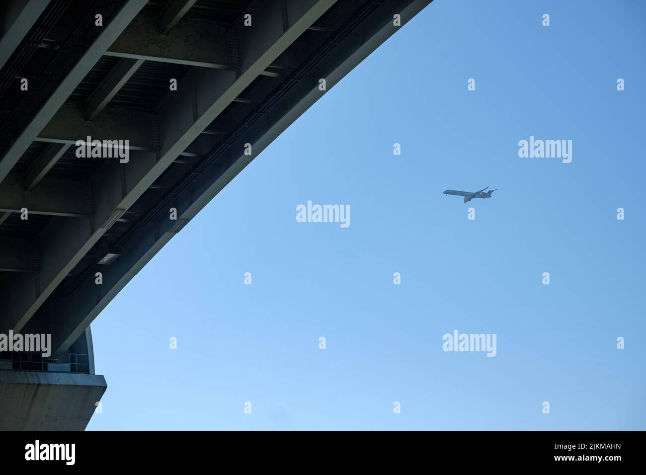 Aereo su atterraggio approccio volare sul ponte (Woodrow Wilson Bridge) Foto Stock