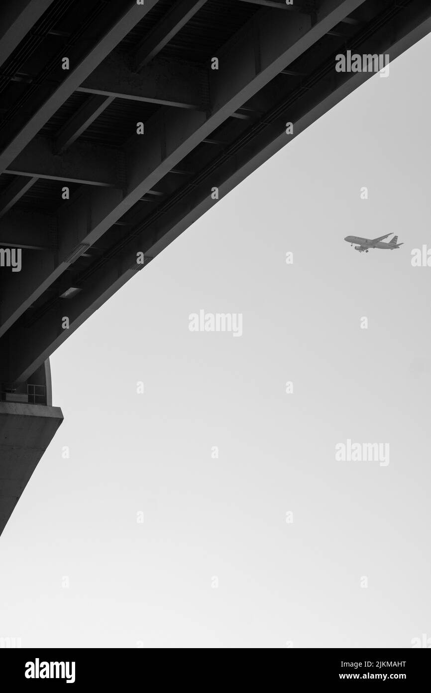 Aereo su atterraggio approccio volare sul ponte (Woodrow Wilson Bridge) Foto Stock