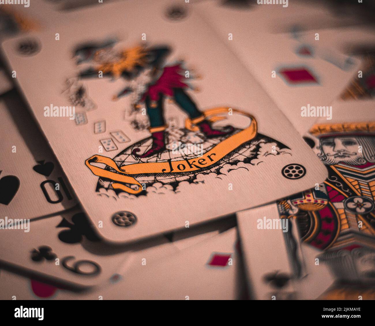 Un primo piano di una carta Joker sullo sfondo sfocato Foto Stock