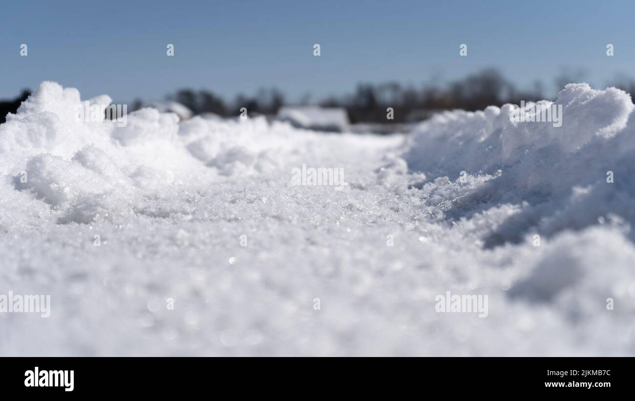 Un primo piano della neve in una giornata di sole invernali Foto Stock