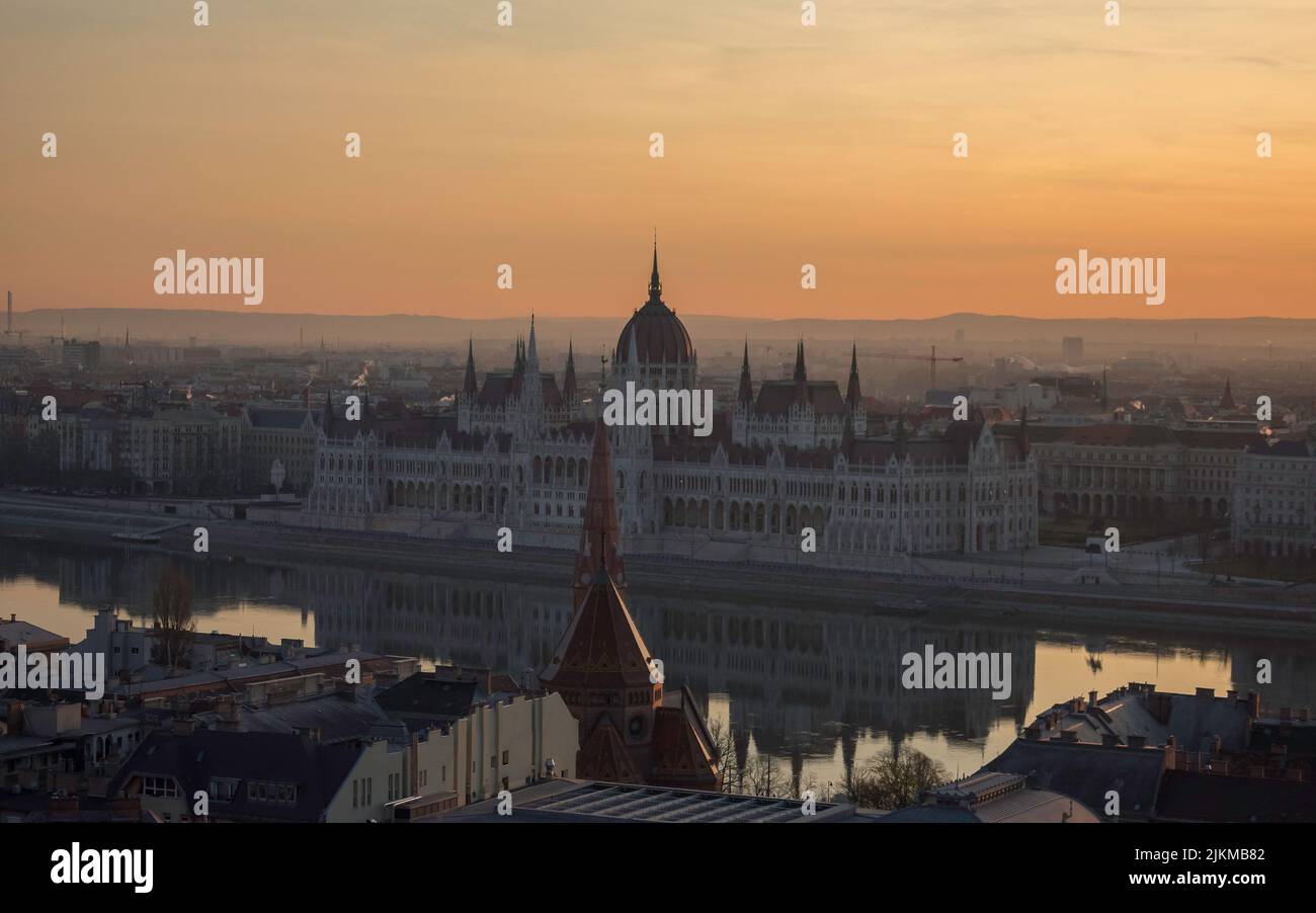 Una splendida vista sulla città di Budapest al tramonto Foto Stock