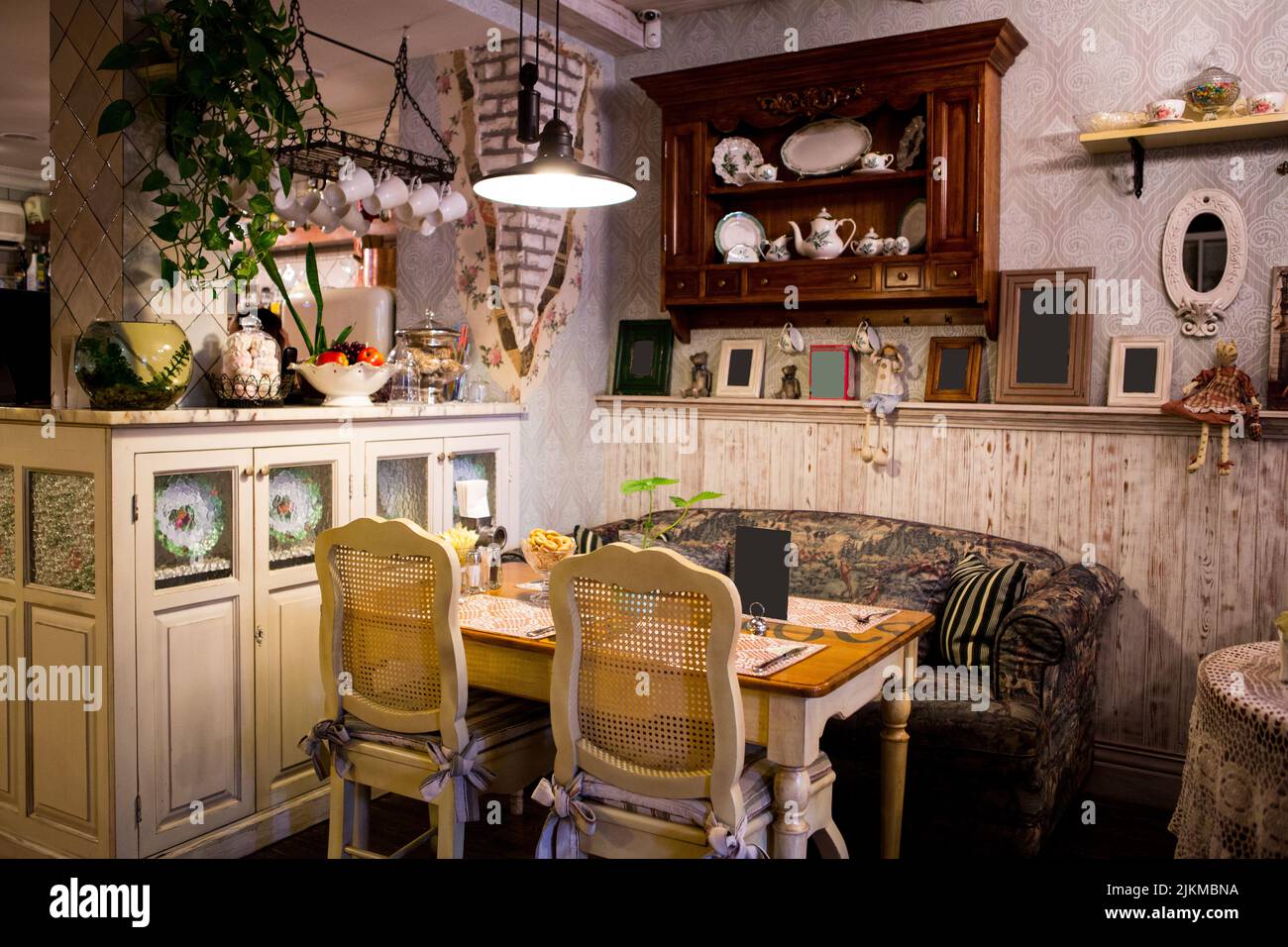 Interno del ristorante in stile country. Accogliente ristorante in stile francese con cornici vuote per dipinti e fotografie sulle pareti Foto Stock