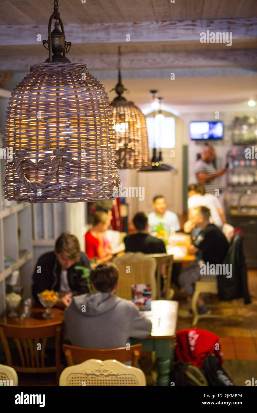 Interno del ristorante in stile country. Accogliente ristorante in stile francese con cornici vuote per dipinti e fotografie sulle pareti Foto Stock