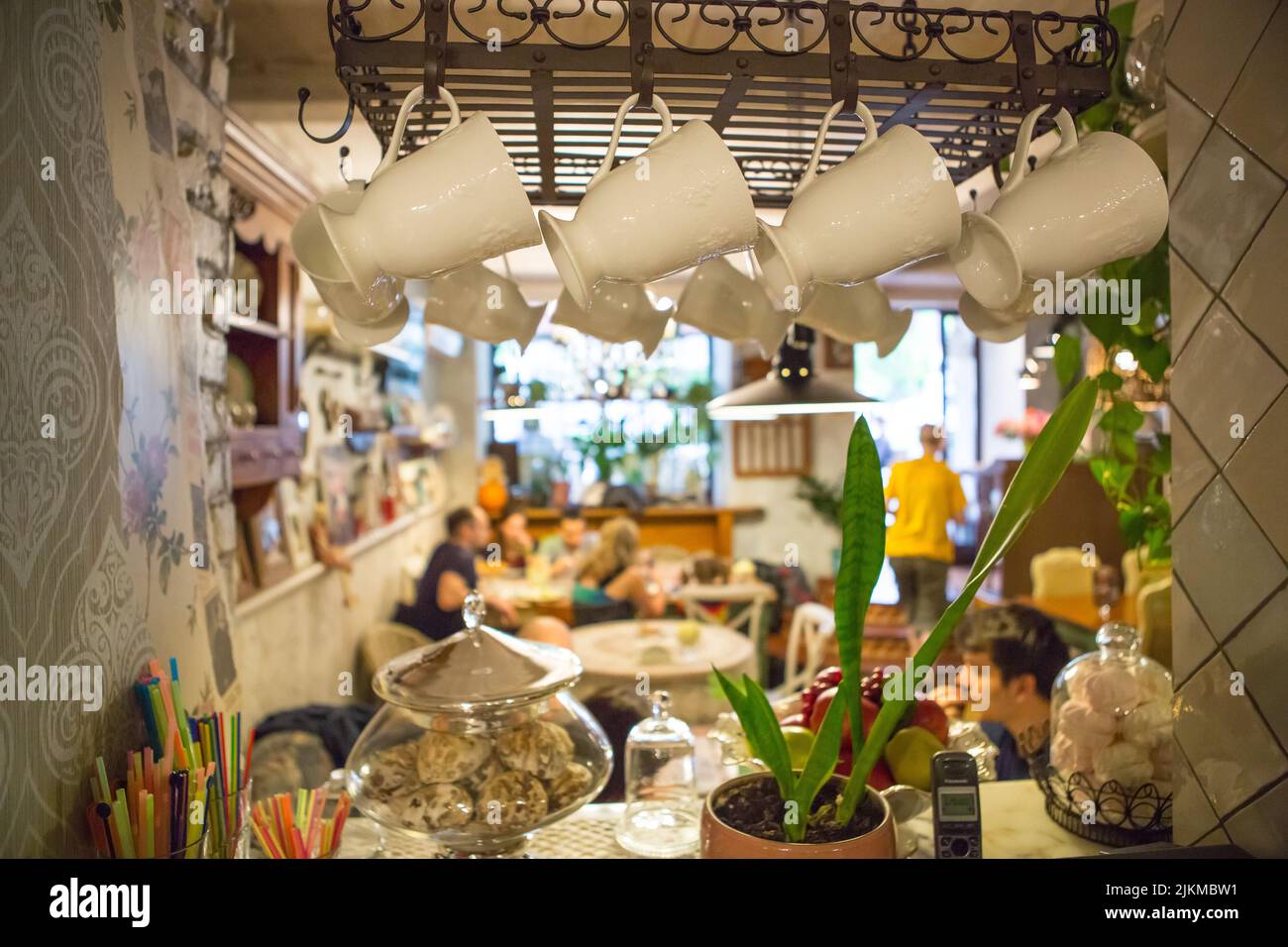 Interno del ristorante in stile country. Accogliente ristorante in stile francese con cornici vuote per dipinti e fotografie sulle pareti Foto Stock