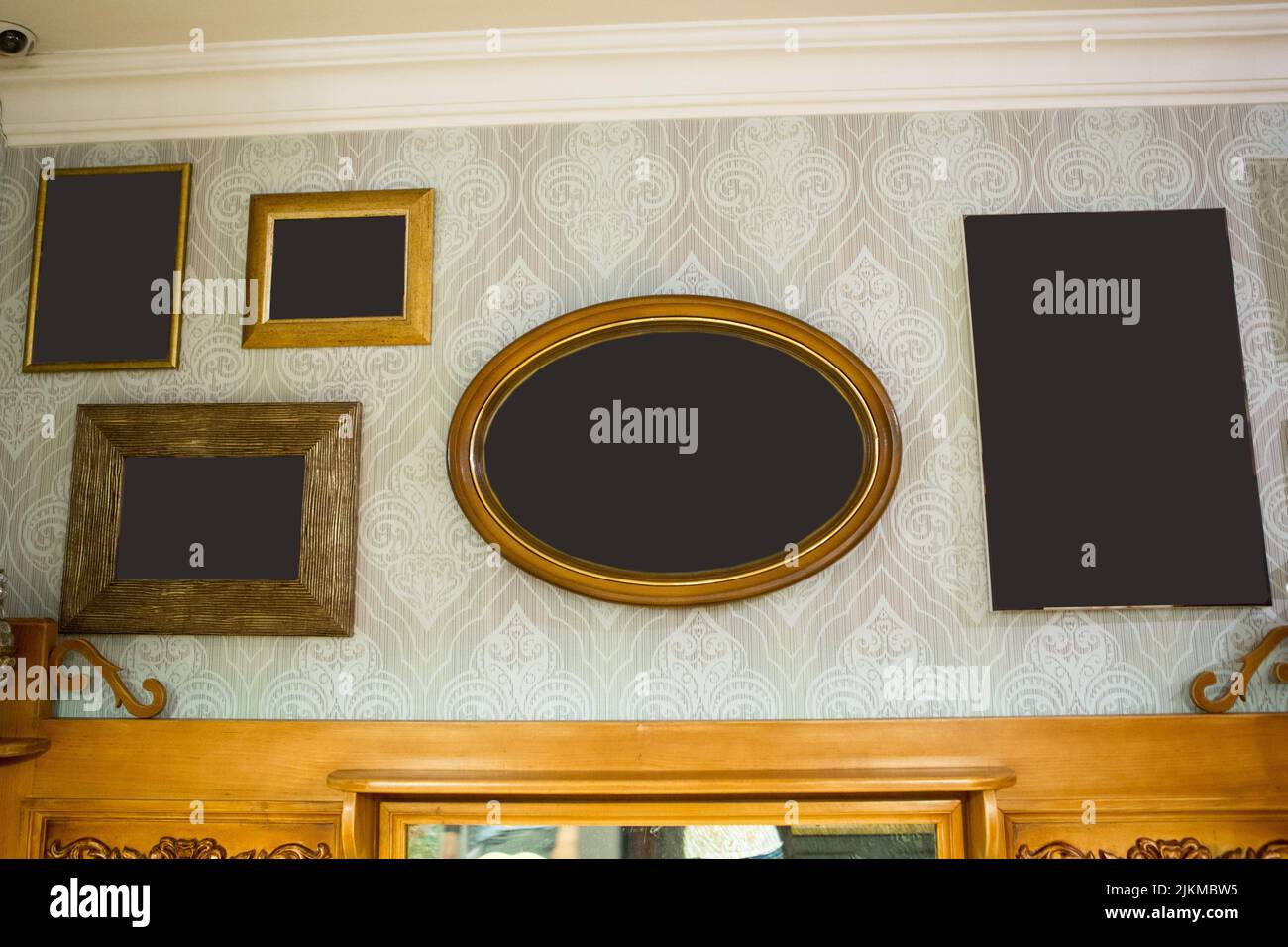 Una parete con cornici vuote per foto e foto. Interno del ristorante, edificio di appartamenti. Foto Stock