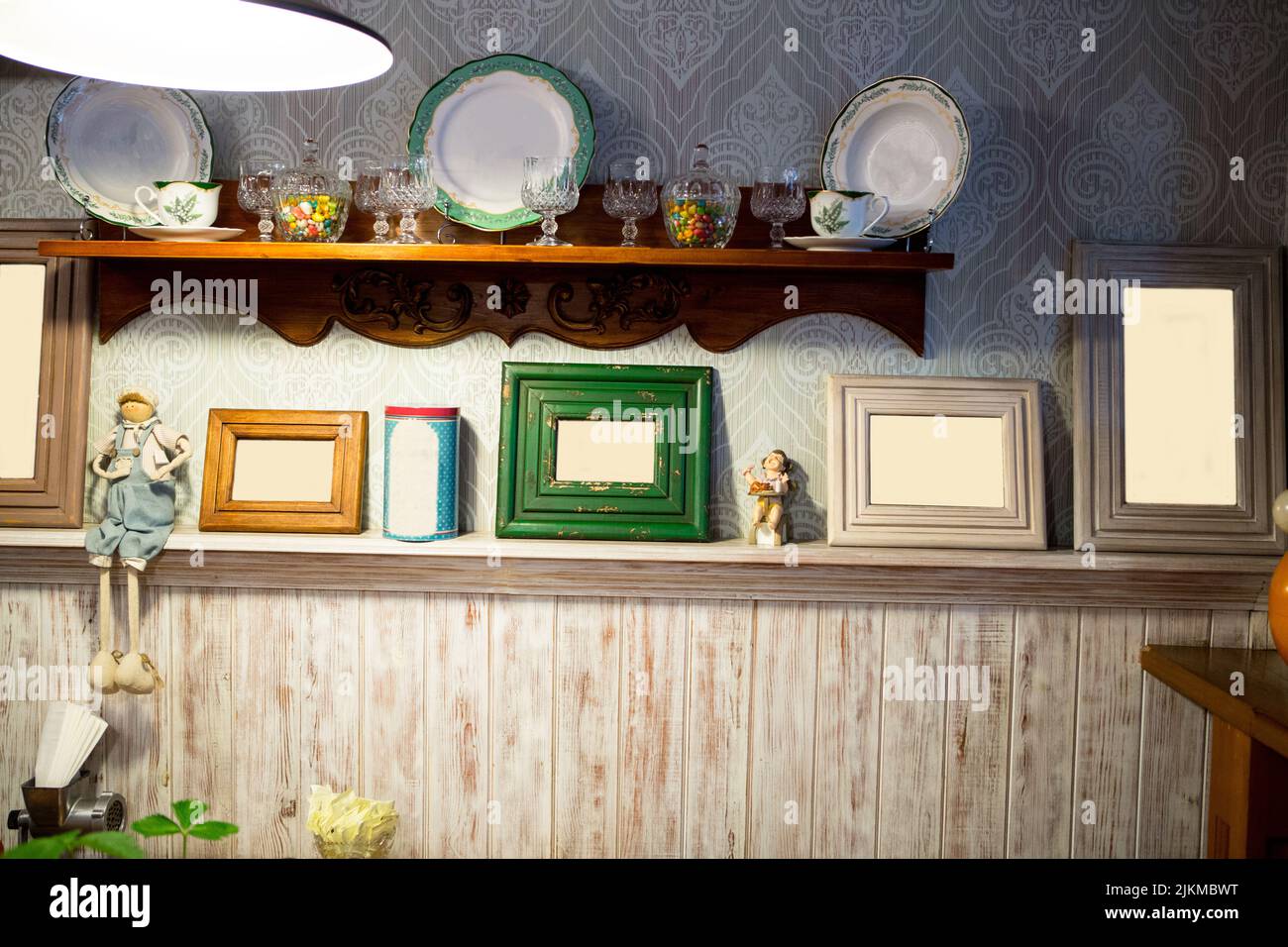 Una parete con cornici vuote per foto e foto. Interno del ristorante, edificio di appartamenti. Foto Stock