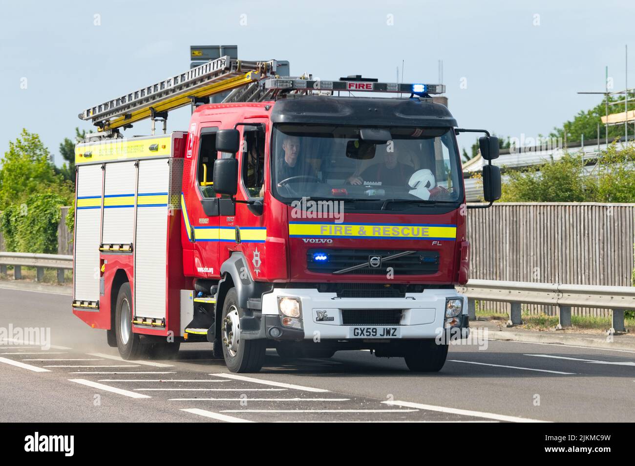 Fire Engine con luci lampeggianti blu che rispondono a un'emergenza a Brighton, Inghilterra, Regno Unito Foto Stock