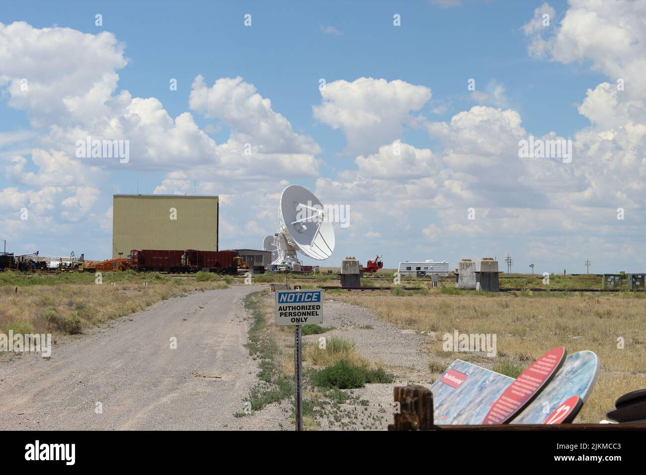 Un'antenna grande è pronta per spostarsi in una nuova posizione dal trattore speciale Foto Stock