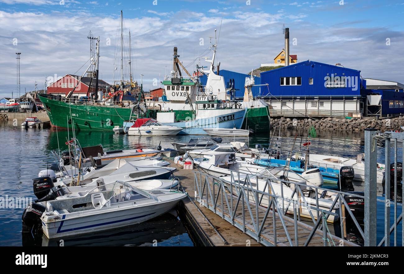 Barche da pesca e motoscafi nel colorato porto di Sisimiut, Groenlandia, il 16 luglio 2022 Foto Stock