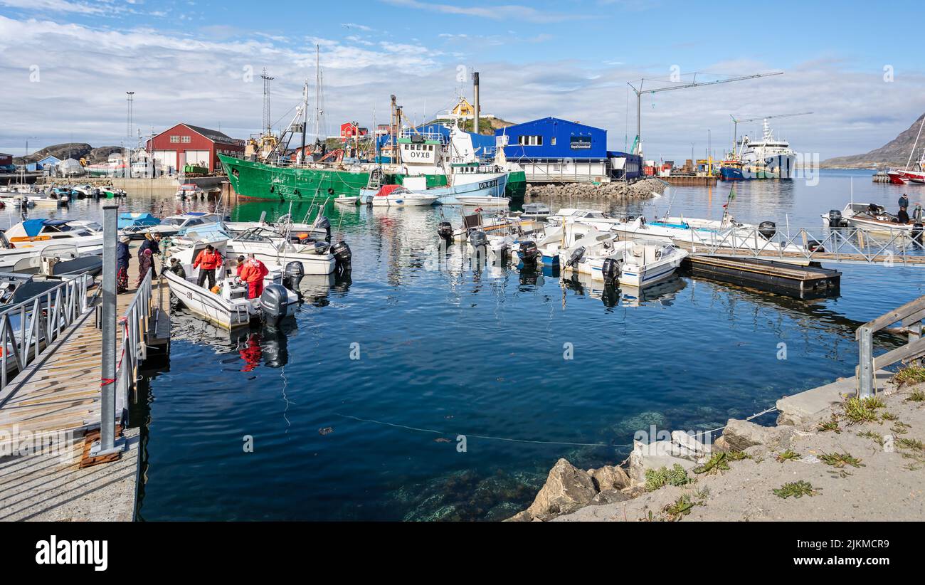 Barche da pesca e motoscafi nel colorato porto di Sisimiut, Groenlandia, il 16 luglio 2022 Foto Stock