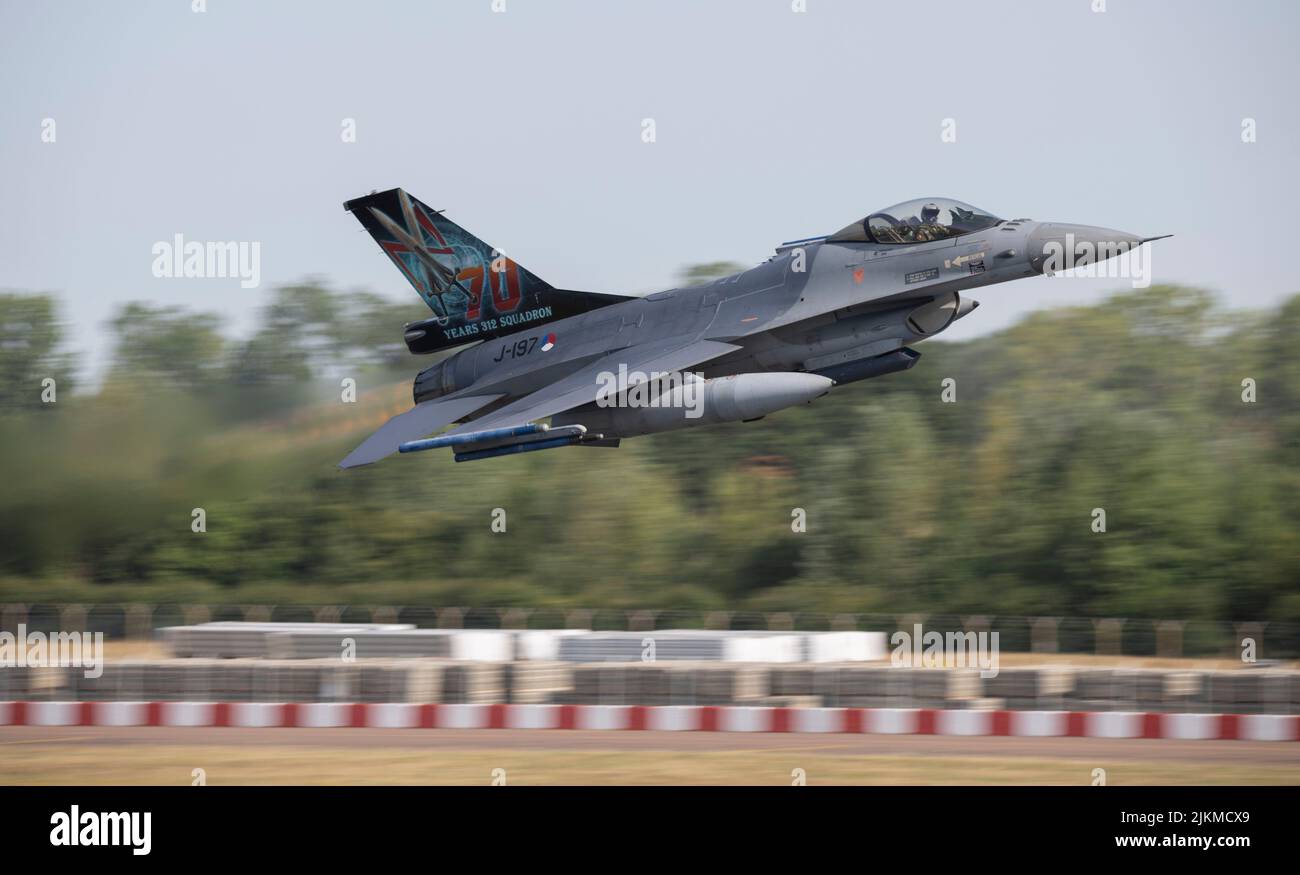 Royal Netherland Air Force F-16AM Fighting Falcon partenza dal Royal International Air Tattoo post prendendo parte al display statico, 312 Squadon Jet Foto Stock