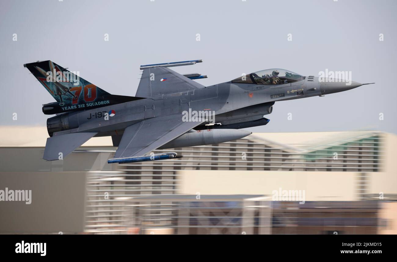 Royal Netherland Air Force F-16AM Fighting Falcon partenza dal Royal International Air Tattoo post prendendo parte al display statico, 312 Squadon Jet Foto Stock