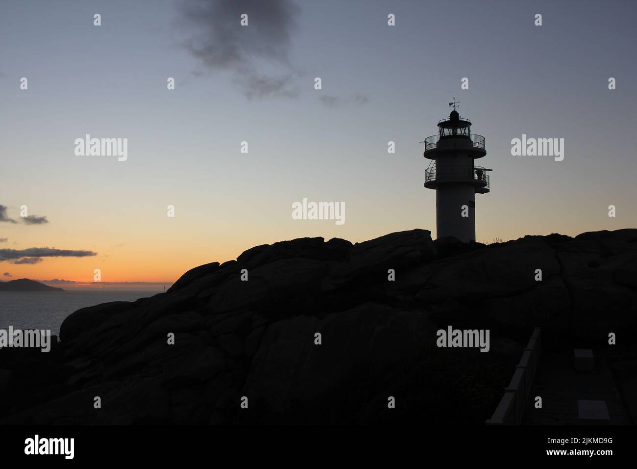 Speciale tramonto nel mare Cantabriano visto dal faro di Capo di Punta Roncadoira Foto Stock