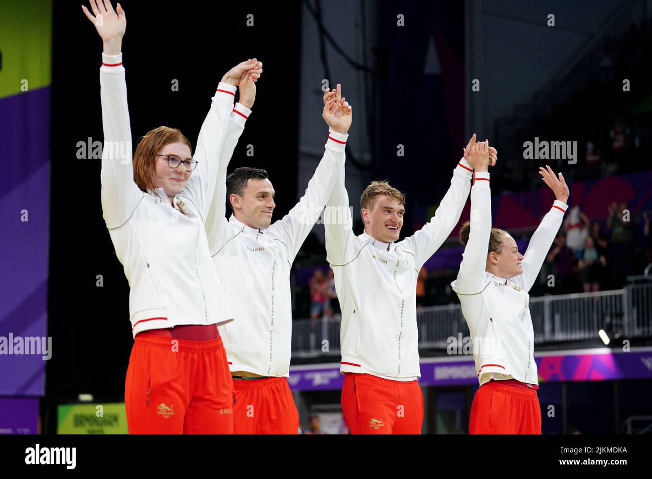 Alicia Wilson, Greg Butler, Edward Mildred e Abbie Wood in Inghilterra hanno fatto l'onda agli spettatori dopo la finale mista Medley Relay 4 x 100m al Sandwell Aquatics Center il quinto giorno dei Giochi del Commonwealth 2022 a Birmingham. Data foto: Martedì 2 agosto 2022. Foto Stock