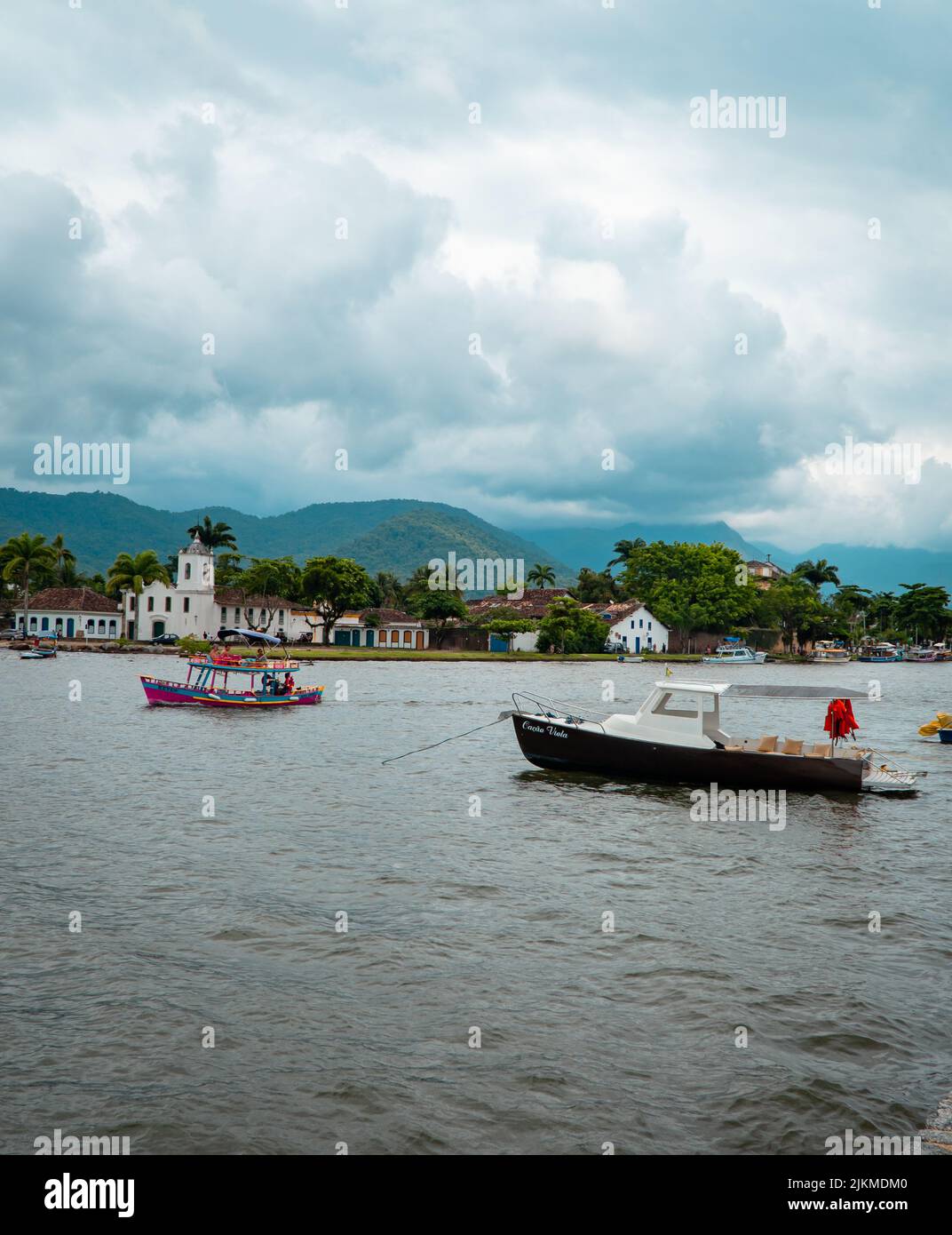 Un colpo verticale di barche e la chiesa di Samba da Bencao a Paraty, Brasile Foto Stock