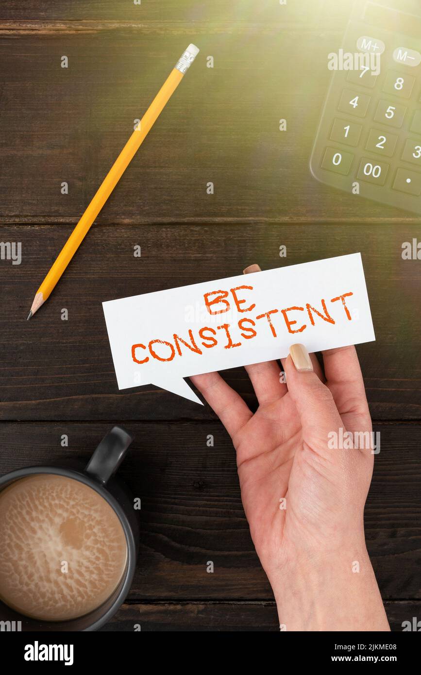 La presentazione delle didascalie di testo deve essere coerente. Internet Concept Uniform persistente azienda inalterabile anche immutabile Rapport Man con Tablet Displaying Power Foto Stock